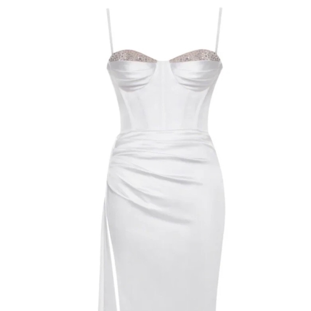 Miss circle long Elegant White Dress with Embellished Bust